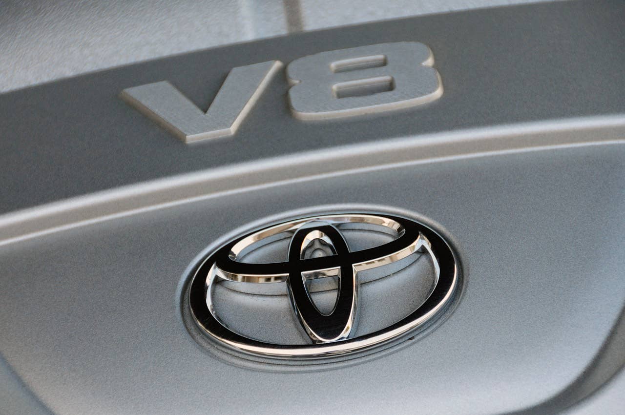 2011 Toyota Land Cruiser engine detail