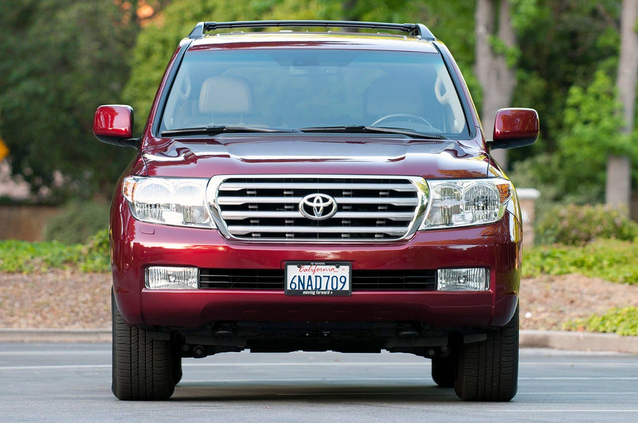 2011 Toyota Land Cruiser front 3/4 view