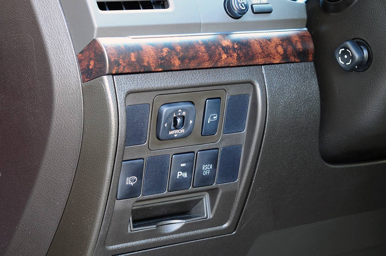 2011 Toyota Land Cruiser dash controls