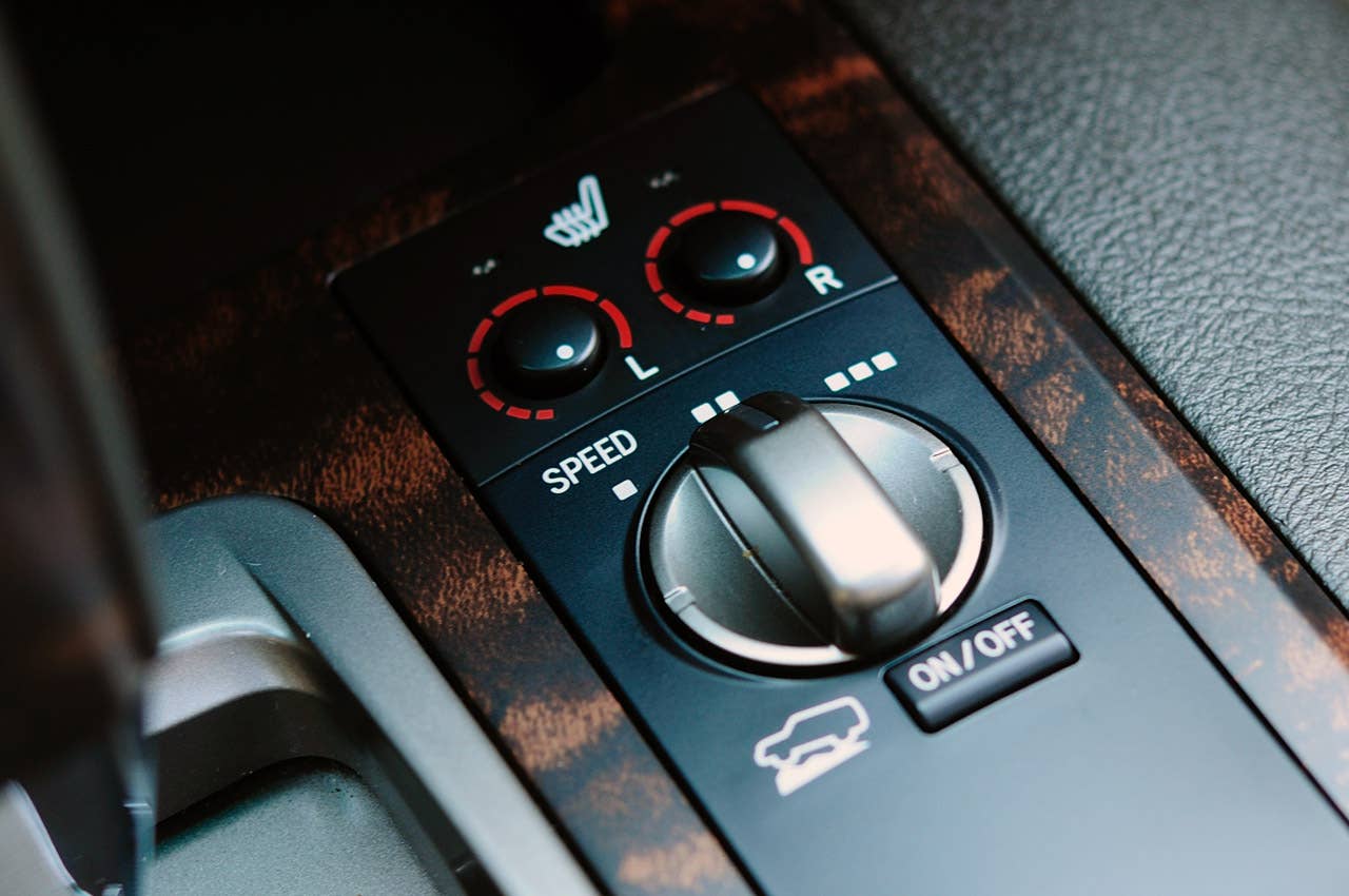 2011 Toyota Land Cruiser hill ascent controls