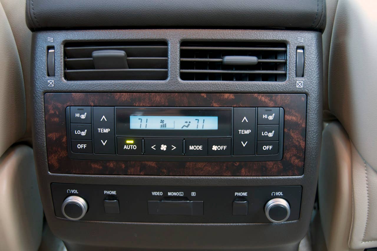 2011 Toyota Land Cruiser rear seat climate controls