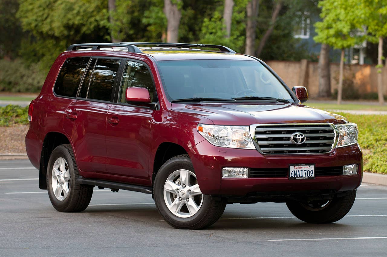 2011 Toyota Land Cruiser front 3/4 view