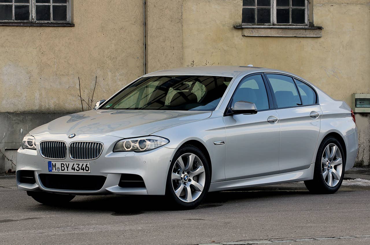 2012 BMW M550d xDrive front 3/4 view