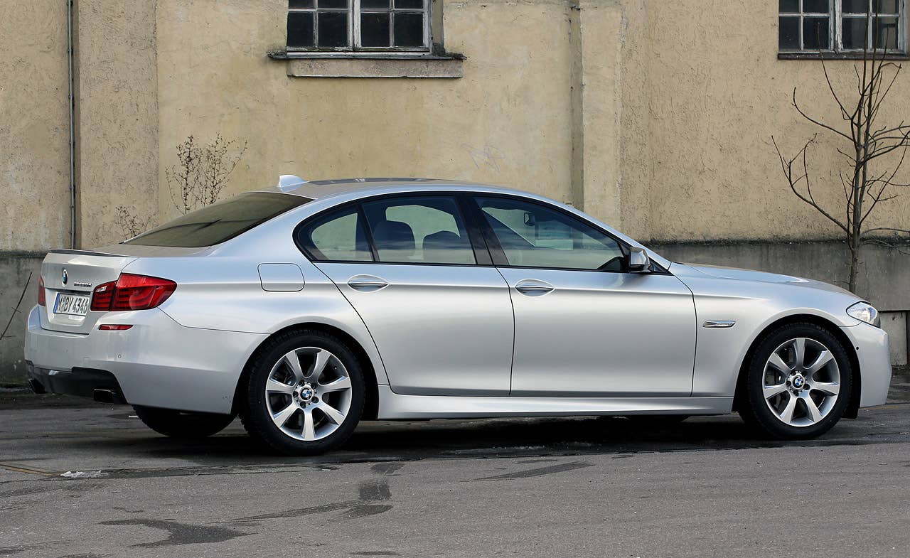 2012 BMW M550d xDrive rear 3/4 view