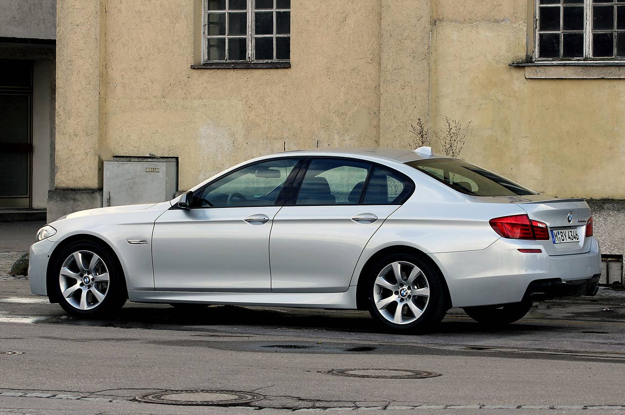 2012 BMW M550d xDrive rear 3/4 view