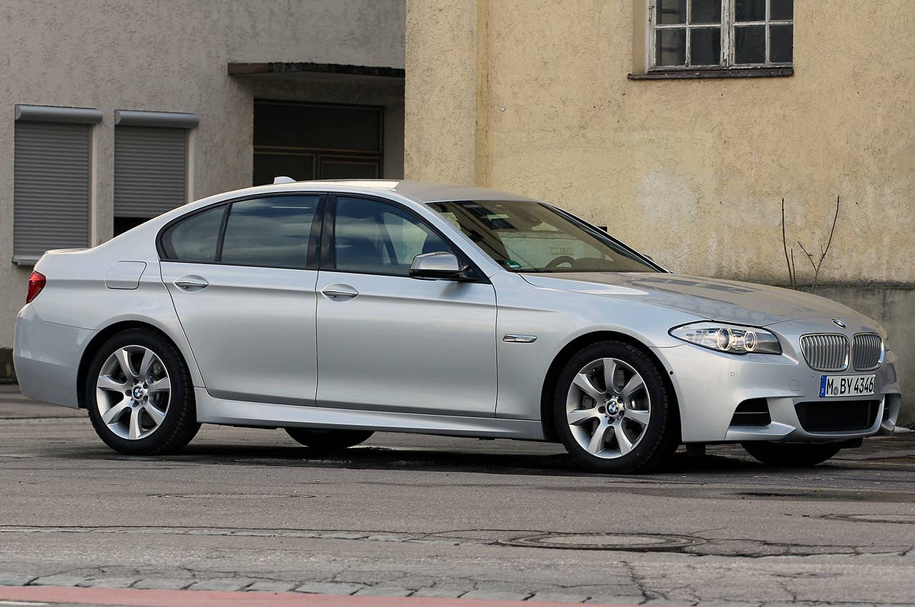 2012 BMW M550d xDrive front 3/4 view
