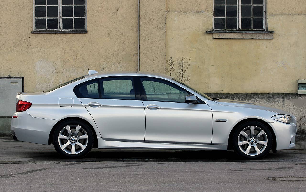 2012 BMW M550d xDrive side view