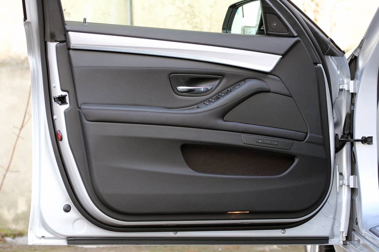 2012 BMW M550d xDrive door