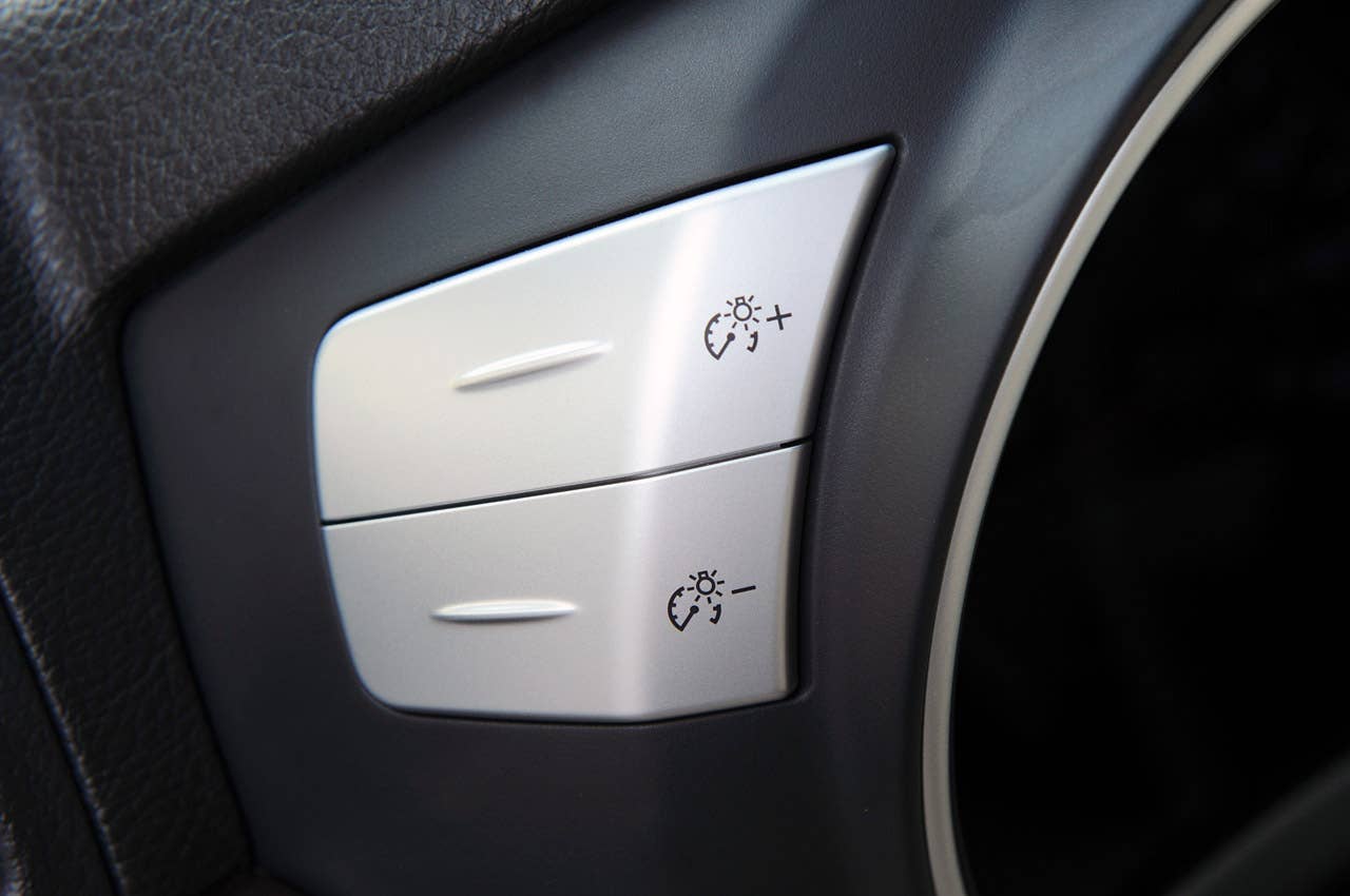 2011 Nissan Quest gauge brightness controls