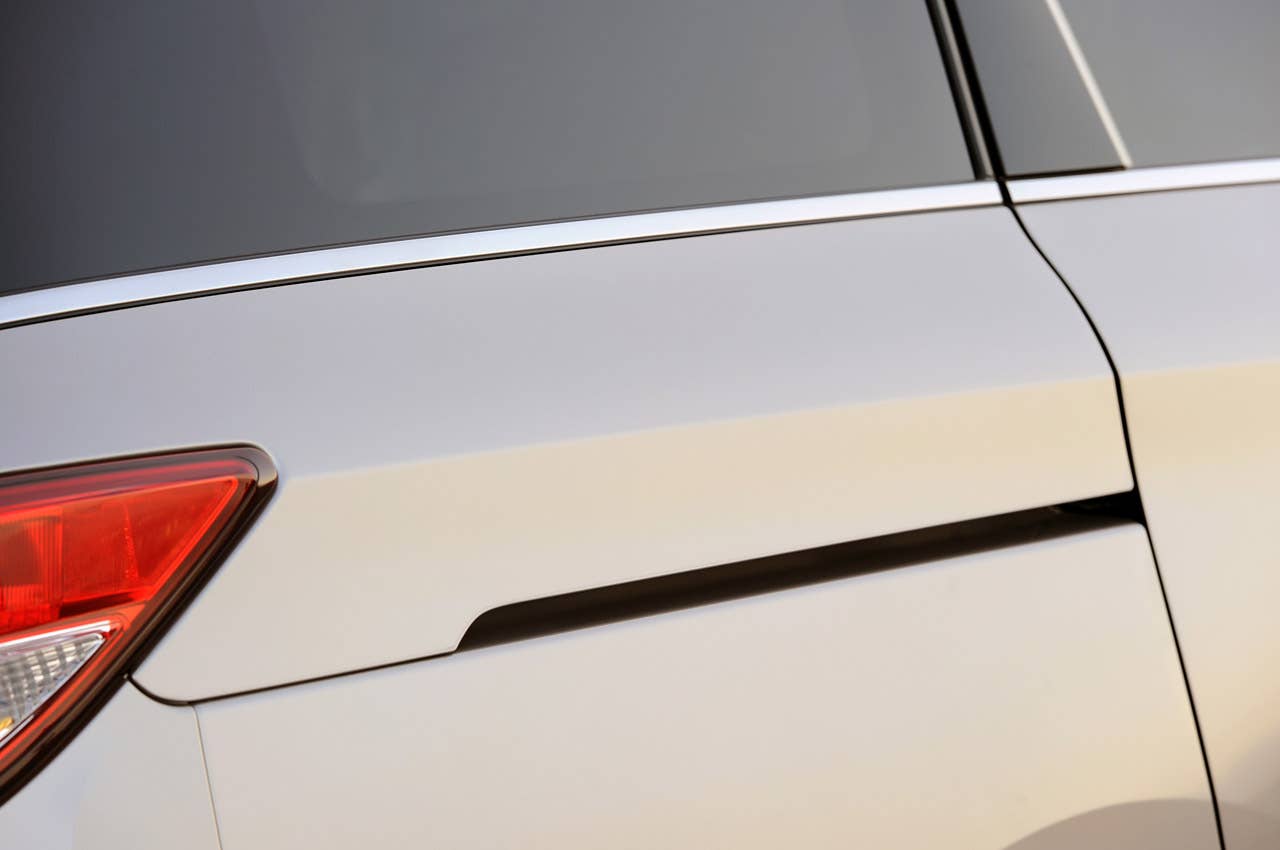 2011 Nissan Quest side detail