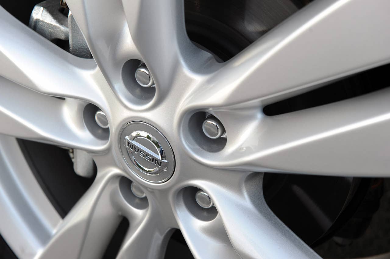 2011 Nissan Quest wheel detail