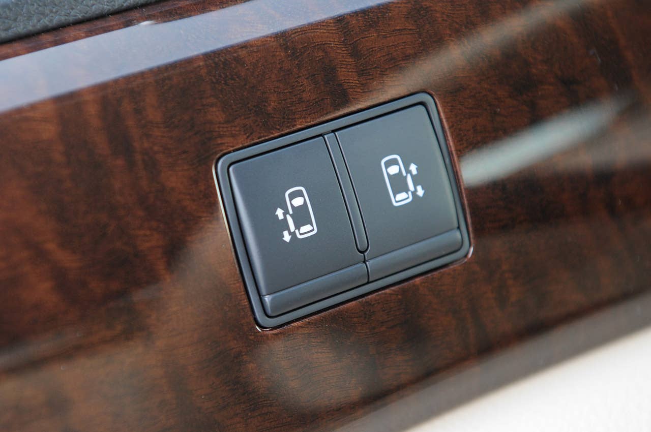 2011 Nissan Quest door open buttons