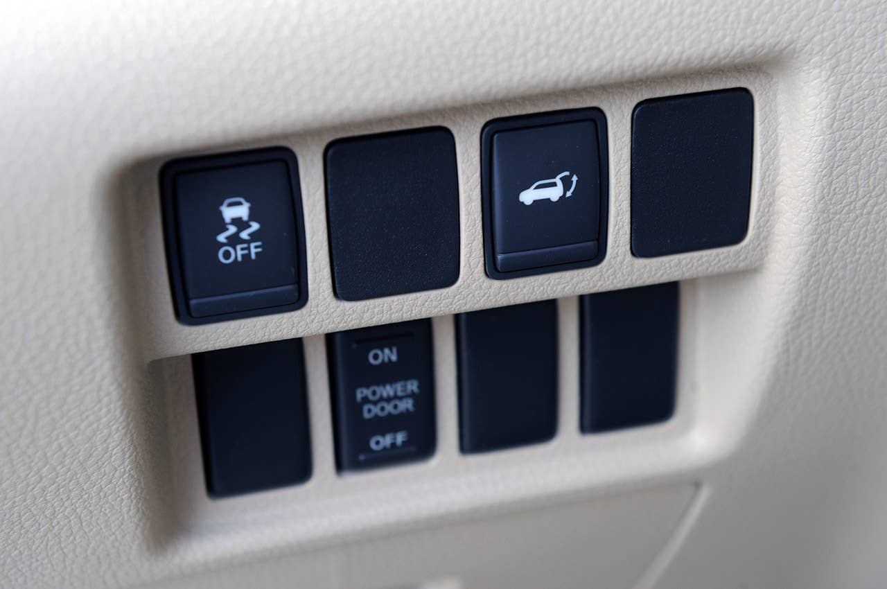 2011 Nissan Quest rear hatch open button