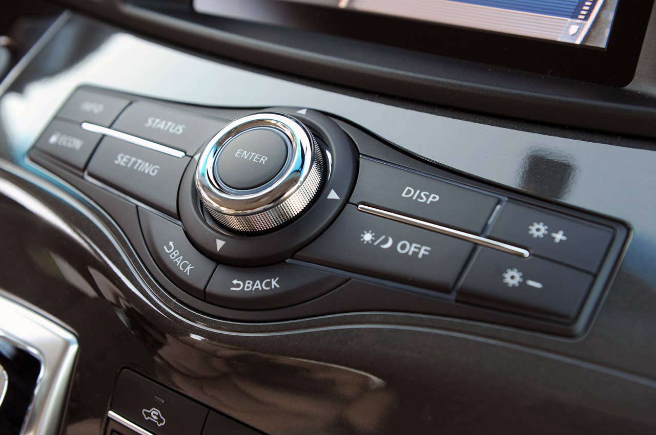 2011 Nissan Quest multimedia system controls