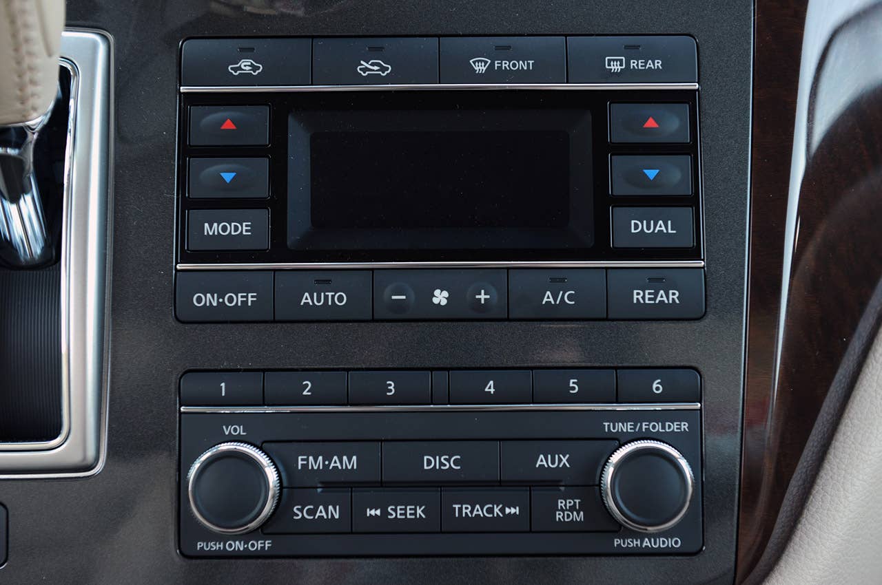 2011 Nissan Quest instrument panel