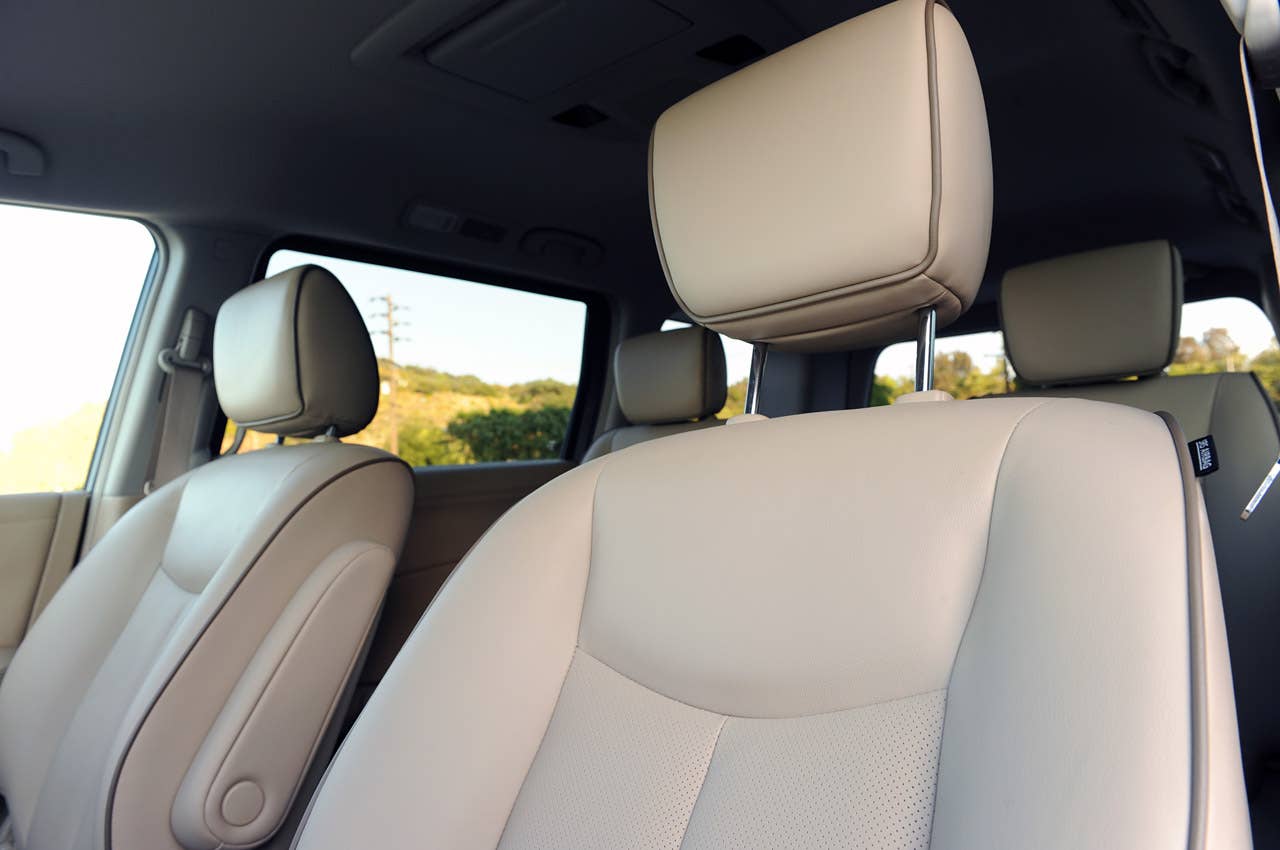 2011 Nissan Quest front seats