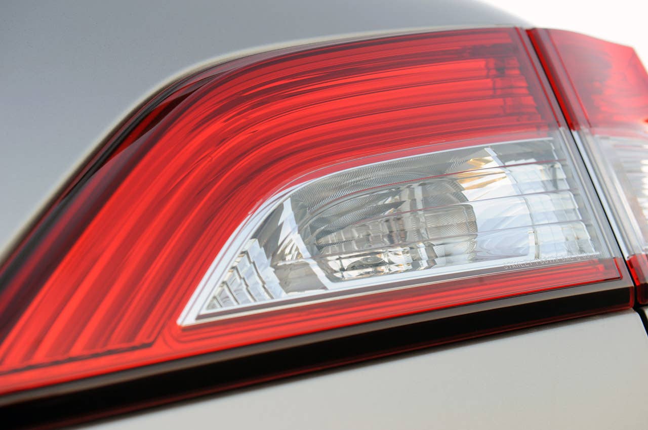 2011 Nissan Quest taillight