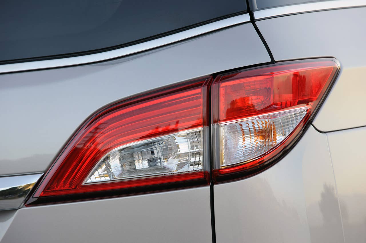 2011 Nissan Quest taillight