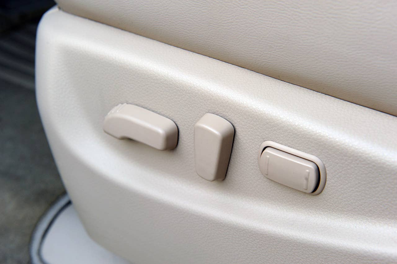 2011 Nissan Quest seat controls