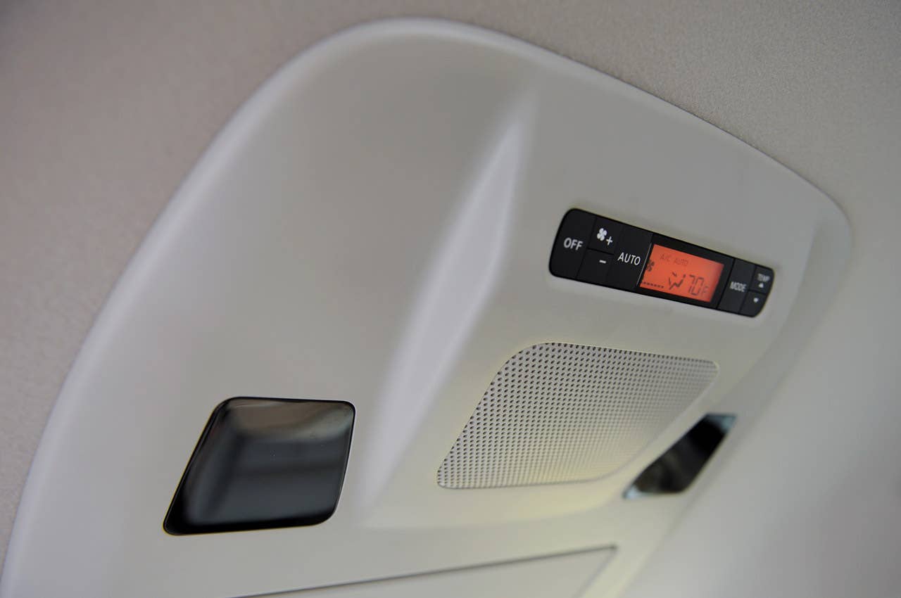 2011 Nissan Quest rear seat climate controls