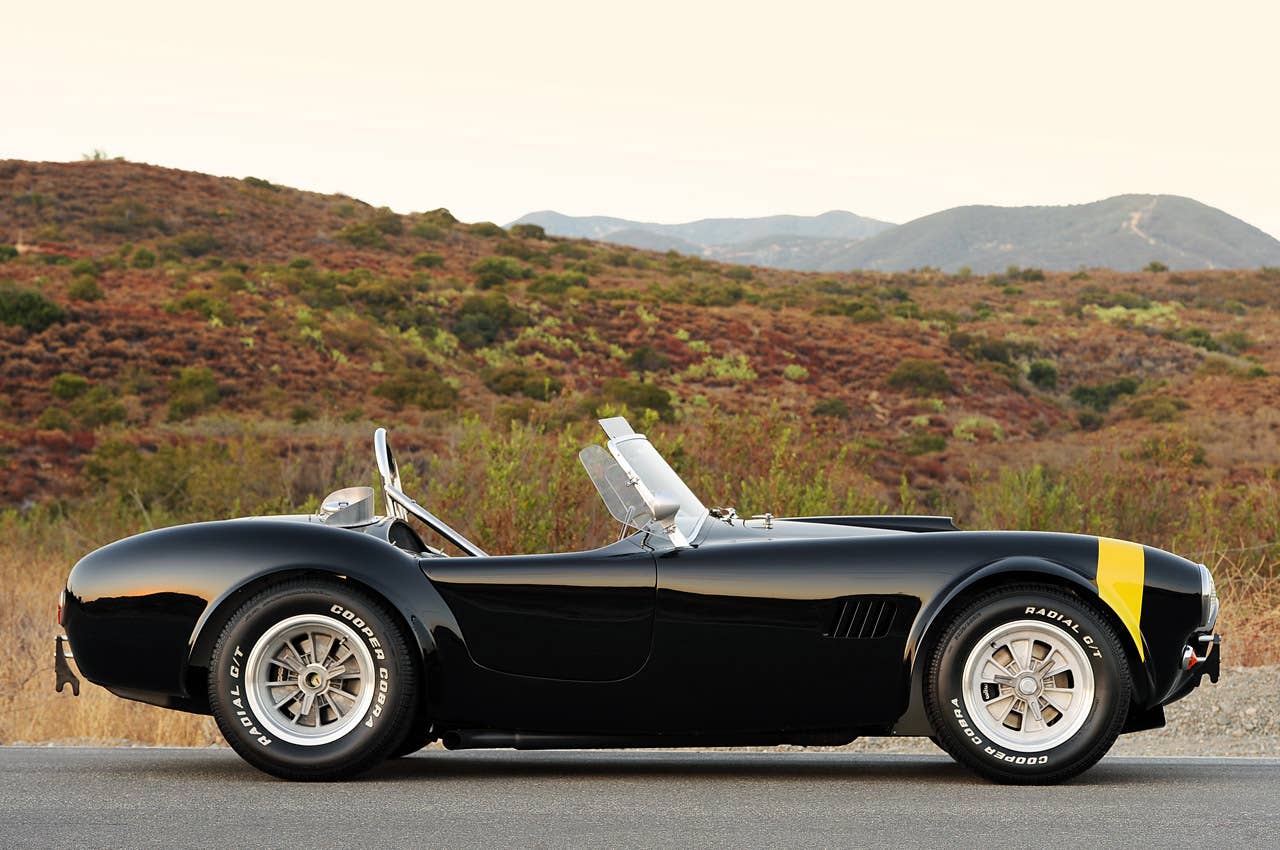 Shelby Cobra 289 FIA side view