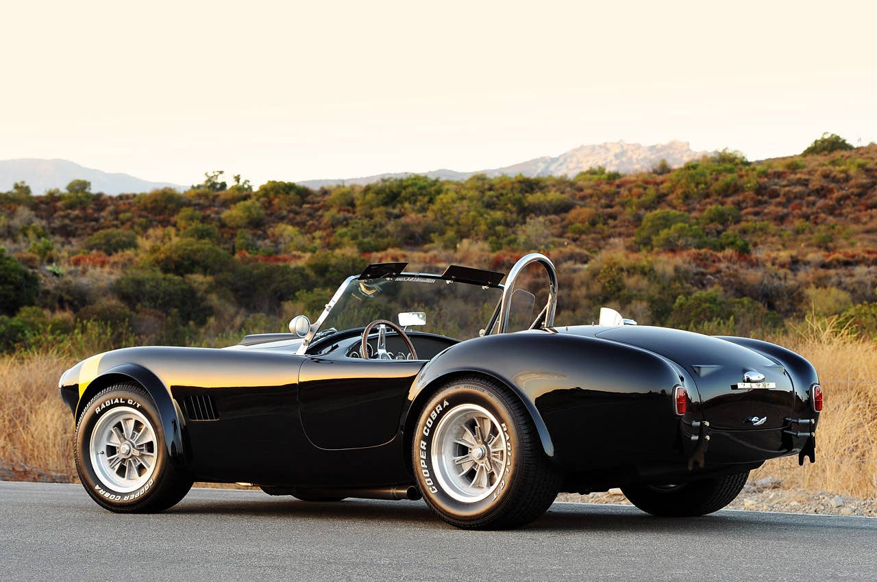 Shelby Cobra 289 FIA rear 3/4 view