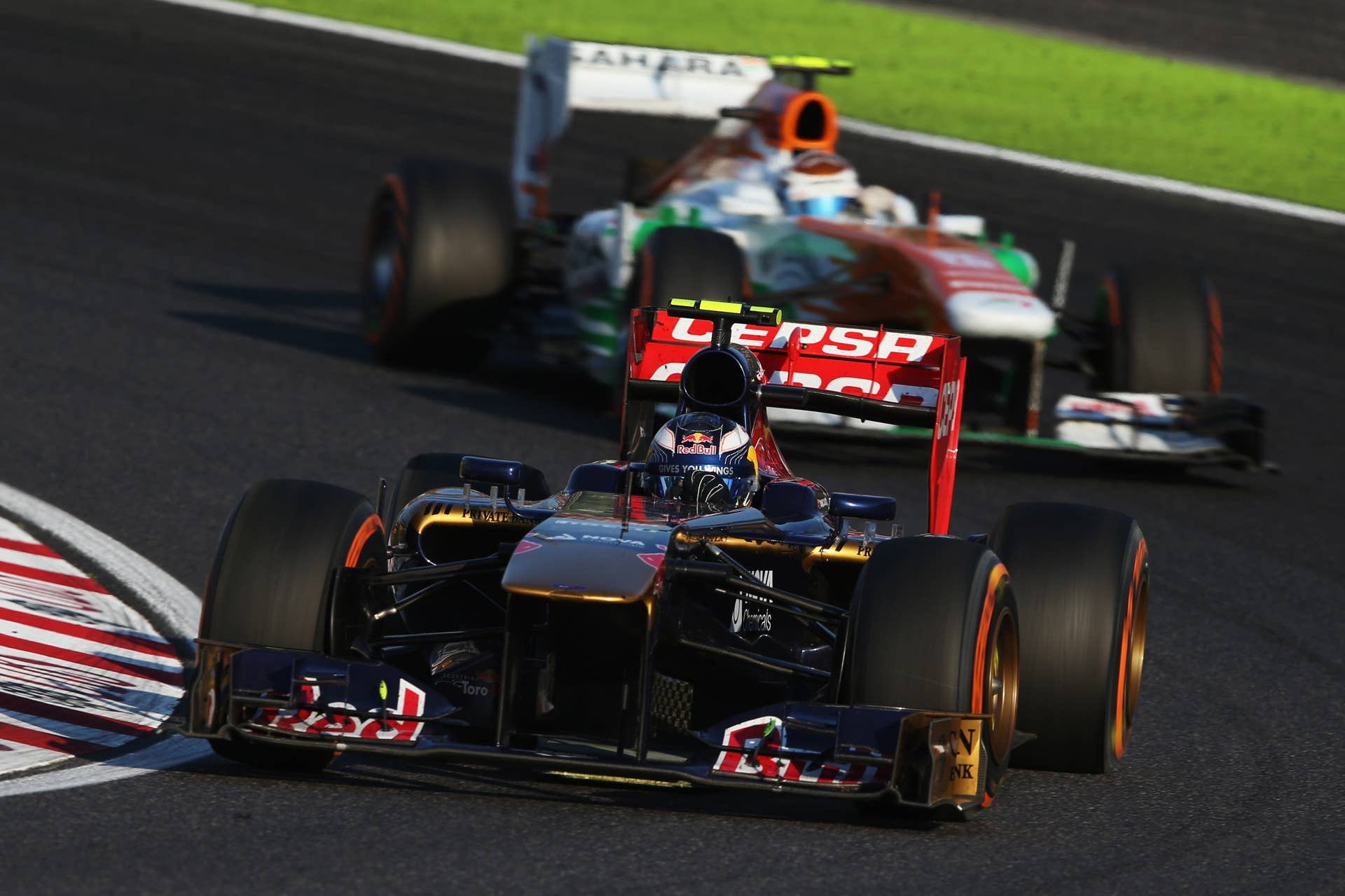 SUZUKA, JAPAN - OCTOBER 13:  Daniel Ricciardo of Australia and Scuderia Toro Rosso drives during the Japanese Formula One Grand Prix at Suzuka Circuit on October 13, 2013 in Suzuka, Japan.  (Photo by Mark Thompson/Getty Images)