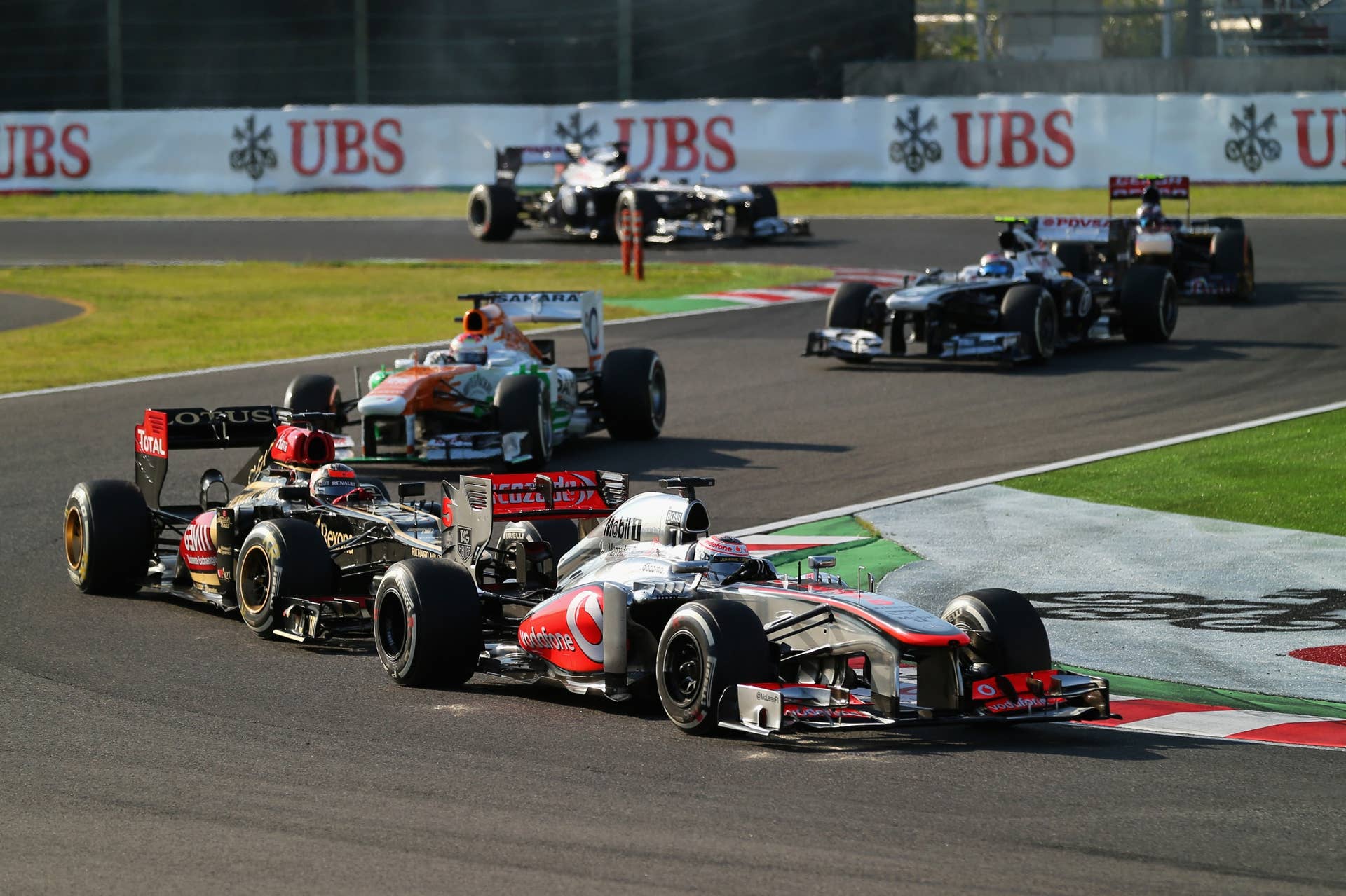 SUZUKA, JAPAN - OCTOBER 13:  Jenson Button of Great Britain and McLaren leads from Kimi Raikkonen of Finland and Lotus drive during the Japanese Formula One Grand Prix at Suzuka Circuit on October 13, 2013 in Suzuka, Japan.  (Photo by Clive Rose/Getty Images)