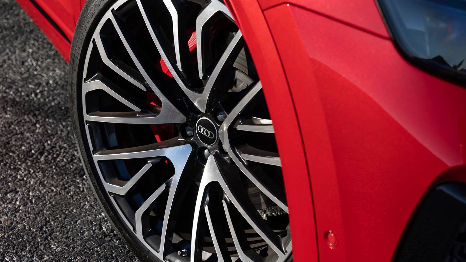 2024 Audi SQ8 red front wheel