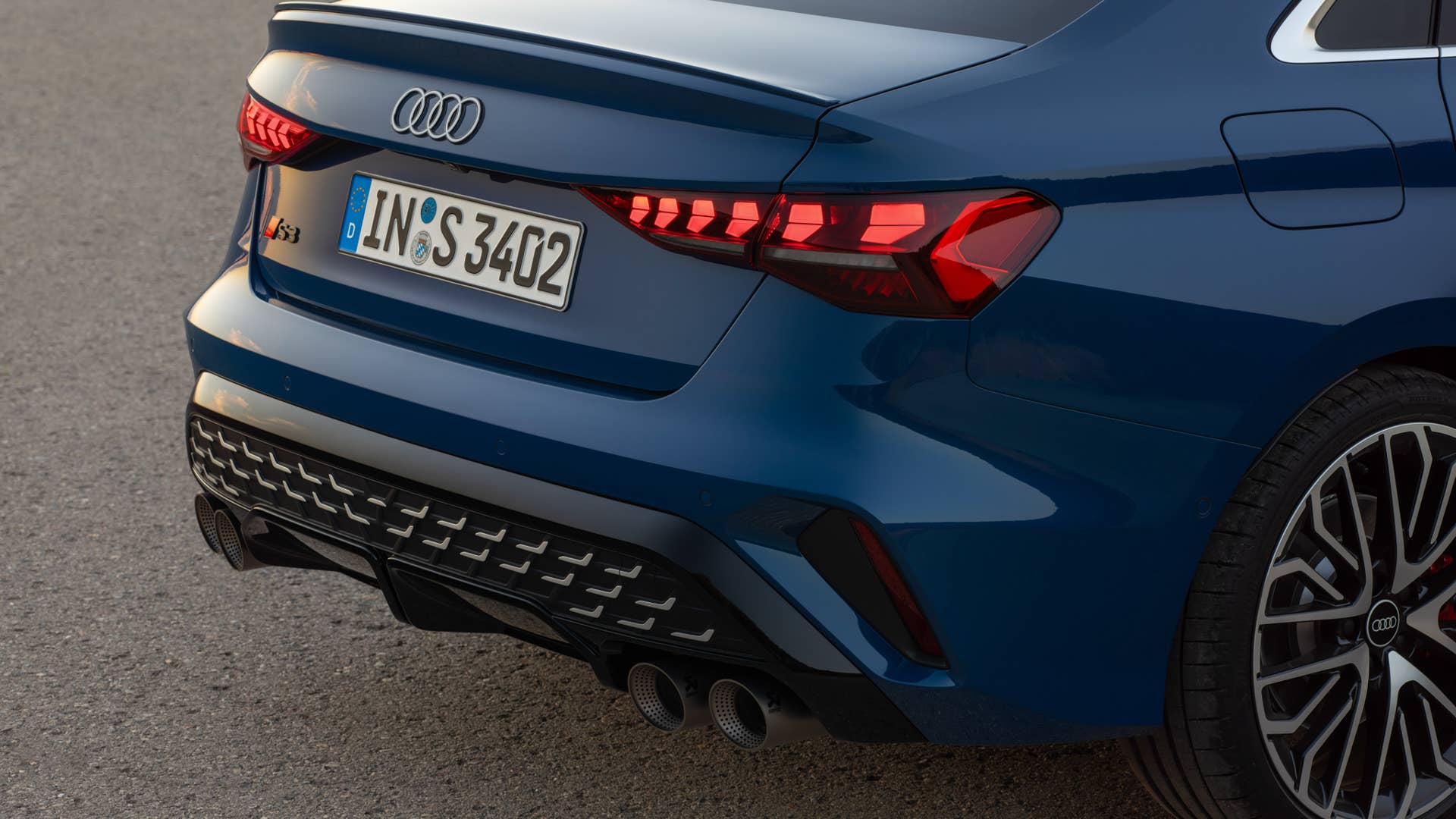 Static photo, Colour: Ascari blue metallic