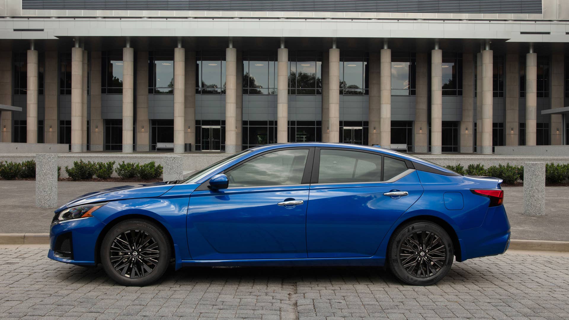2025 Nissan Altima loses turbo engine, gains a few new options - Autoblog