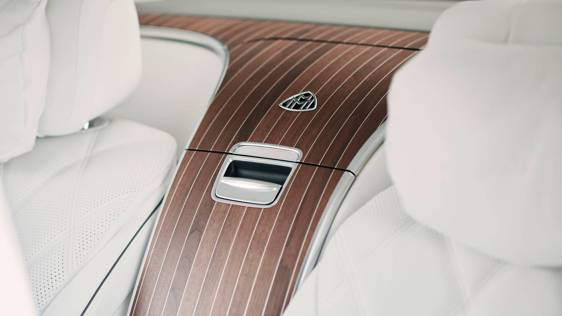Exklusive Mercedes-Maybach S-Klasse zum 150-jährigen Jubiläum von Robbe & Berking (Mercedes-Maybach S 680, Energieverbrauch kombiniert: 14,2-13,2 l/100 km| CO2-Emissionen kombiniert: 323-300 g/km | CO2-Klasse: G);Mercedes-Maybach S 680 (Energieverbrauch kombiniert: 14,2-13,2 l/100 km| CO2-Emissionen kombiniert: 323-300 g/km | CO2-Klasse: G) An exclusive Mercedes-Maybach S-Class for the 150th anniversary of Robbe& Berking (Mercedes-Maybach S 680, combined energy consumption: 14.2-13.2 l/100 km | combined CO2 emissions: 323-300 g/km | CO2 class: G);Mercedes-Maybach S 680 (combined energy consumption: 14.2-13.2 l/100 km | combined CO2 emissions: 323-300 g/km | CO2 class: G)