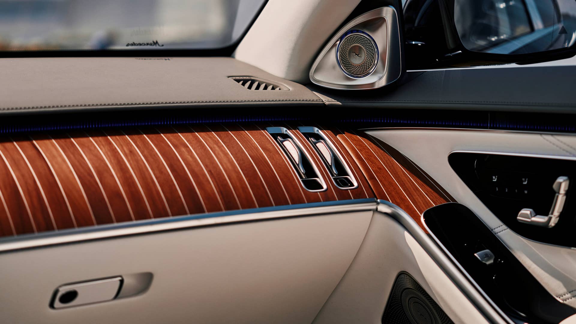 Exklusive Mercedes-Maybach S-Klasse zum 150-jährigen Jubiläum von Robbe & Berking (Mercedes-Maybach S 680, Energieverbrauch kombiniert: 14,2-13,2 l/100 km| CO2-Emissionen kombiniert: 323-300 g/km | CO2-Klasse: G);Mercedes-Maybach S 680 (Energieverbrauch kombiniert: 14,2-13,2 l/100 km| CO2-Emissionen kombiniert: 323-300 g/km | CO2-Klasse: G) An exclusive Mercedes-Maybach S-Class for the 150th anniversary of Robbe& Berking (Mercedes-Maybach S 680, combined energy consumption: 14.2-13.2 l/100 km | combined CO2 emissions: 323-300 g/km | CO2 class: G);Mercedes-Maybach S 680 (combined energy consumption: 14.2-13.2 l/100 km | combined CO2 emissions: 323-300 g/km | CO2 class: G)