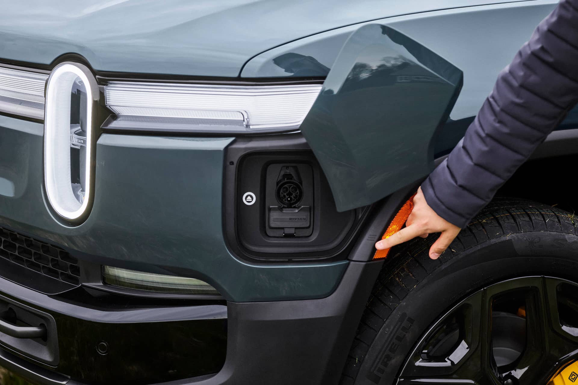 2025 Rivian R1S EV charge plug-in.