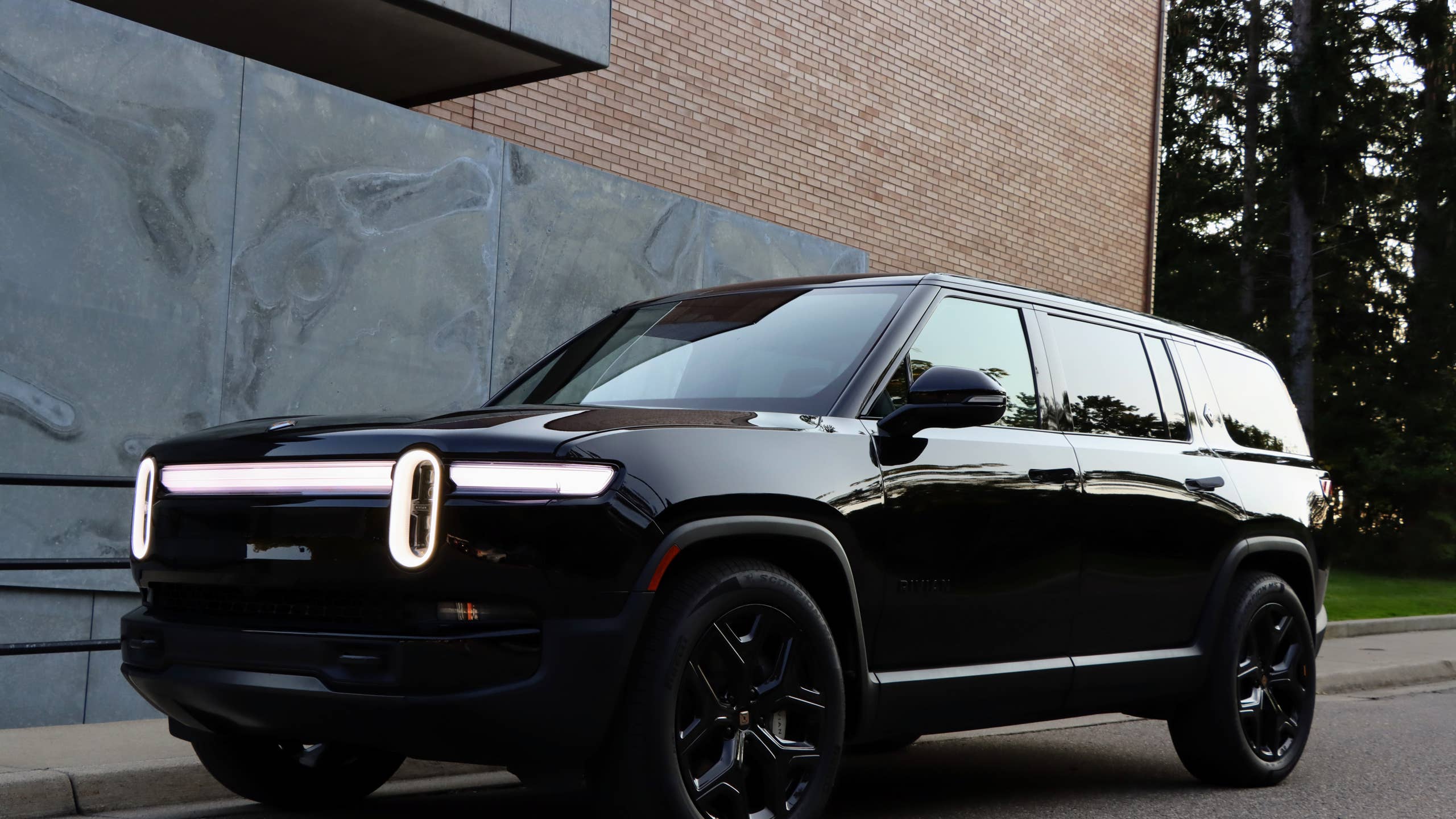 2025 Rivian R1S