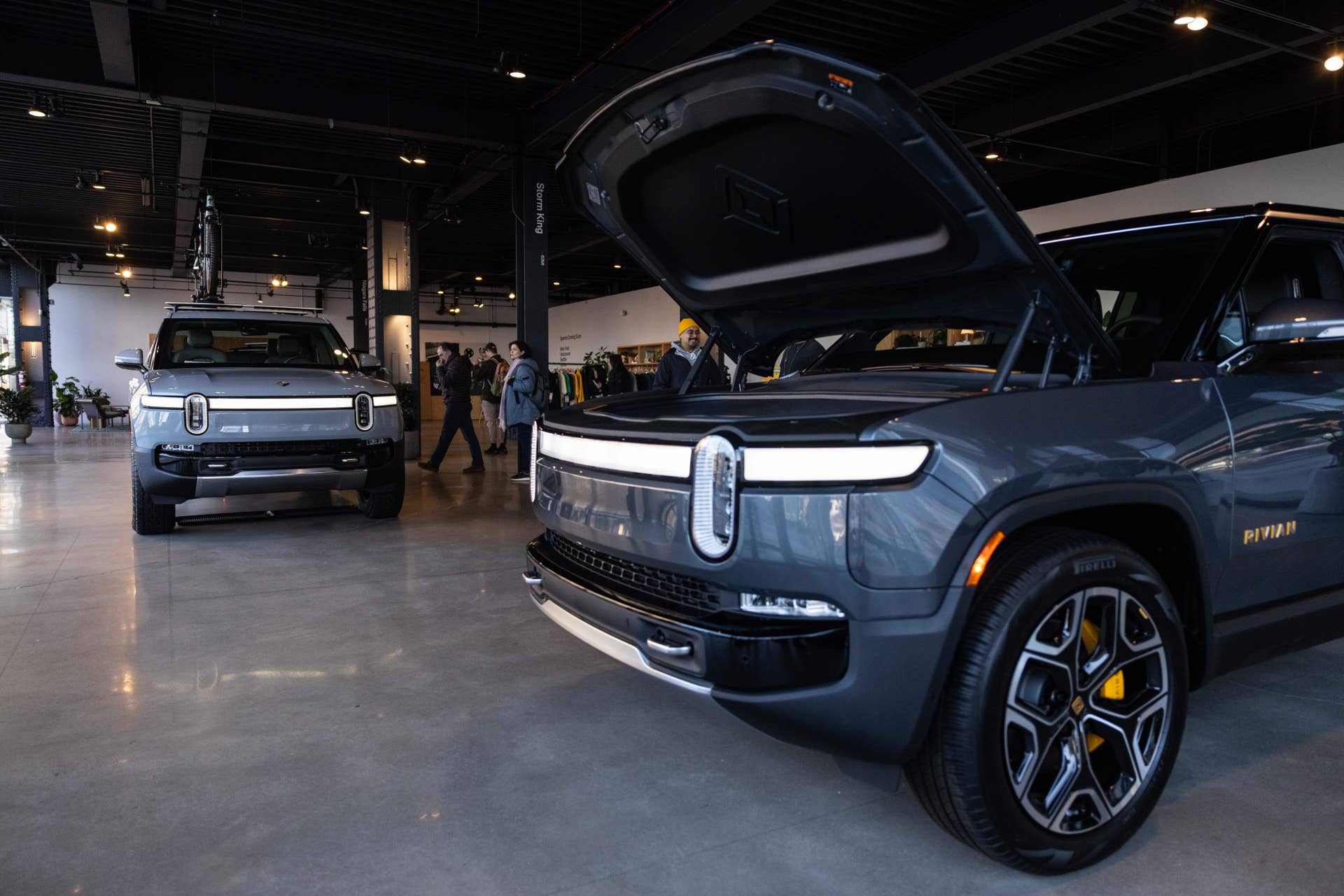 A Rivian R1T electric vehicle (EV) pickup truck, left, and R1S electric sports utility vehicle (SUV) at the company's showroom in New York, US, on Tuesday, Jan. 2, 2024.