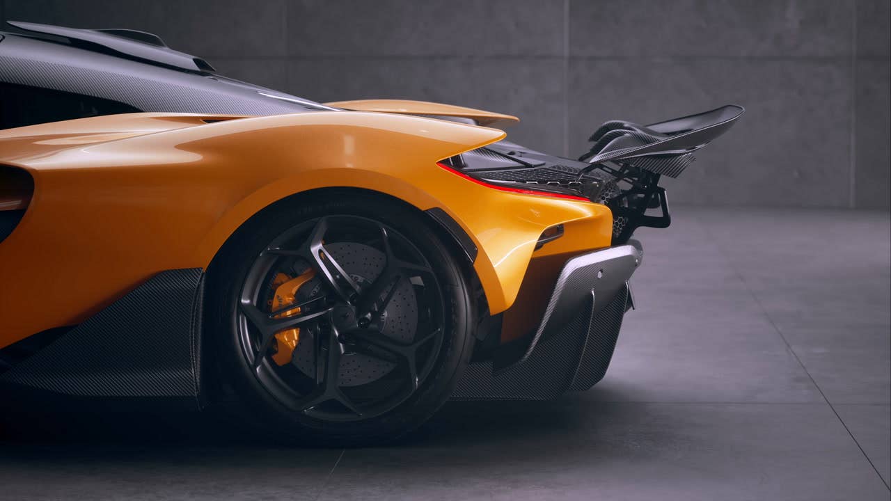 McLaren W1 rear wing adjusting