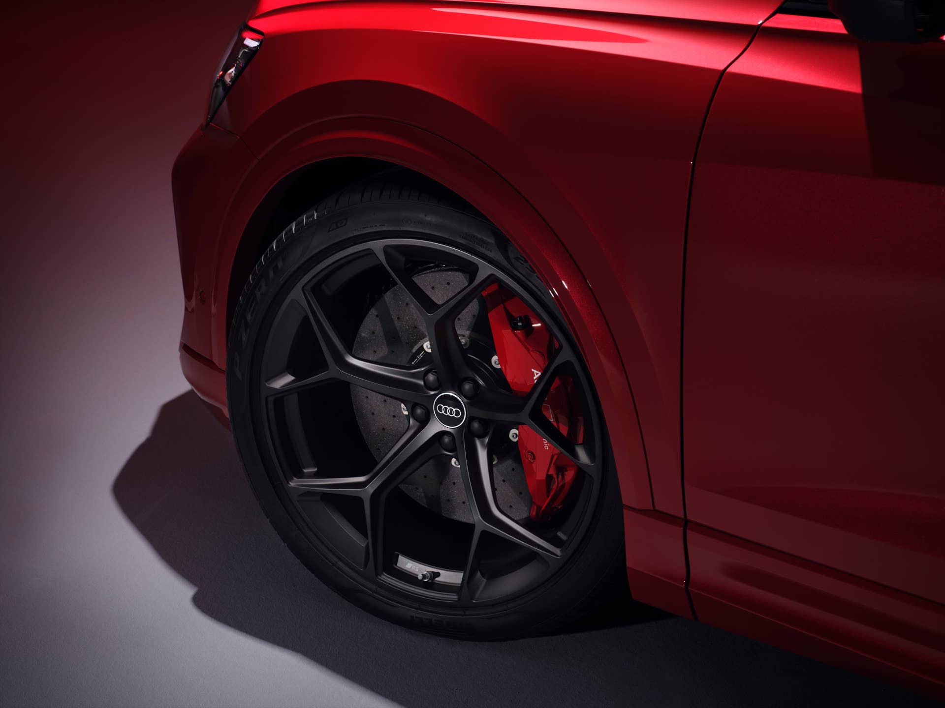 2025-2026 Audi RS Q8 Chilli Red Metallic front wheel