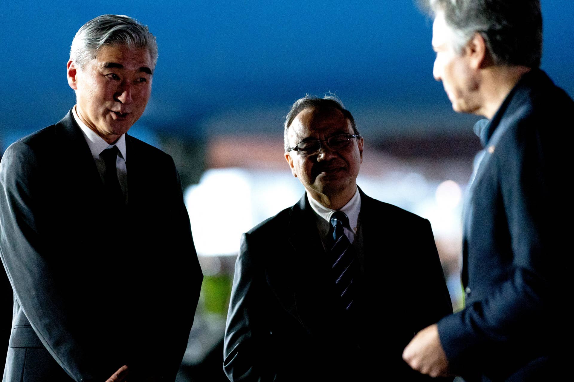 US Secretary of State Antony Blinken (R) is greeted by Indonesian Deputy Minister for Information and Public Diplomacy Ambassador Teuku Faizasyah (C) and US Ambassador to Indonesia Sung Y Kim upon arrival at Ngurah Rai international Airport in Denpasar, on Indonesia resort island of Bali on July 7, 2022, as Blinken arrives for the G-20 Foreign Ministers Summit. (Photo by Stefani Reynolds / POOL / AFP) (Photo by STEFANI REYNOLDS/POOL/AFP via Getty Images)
