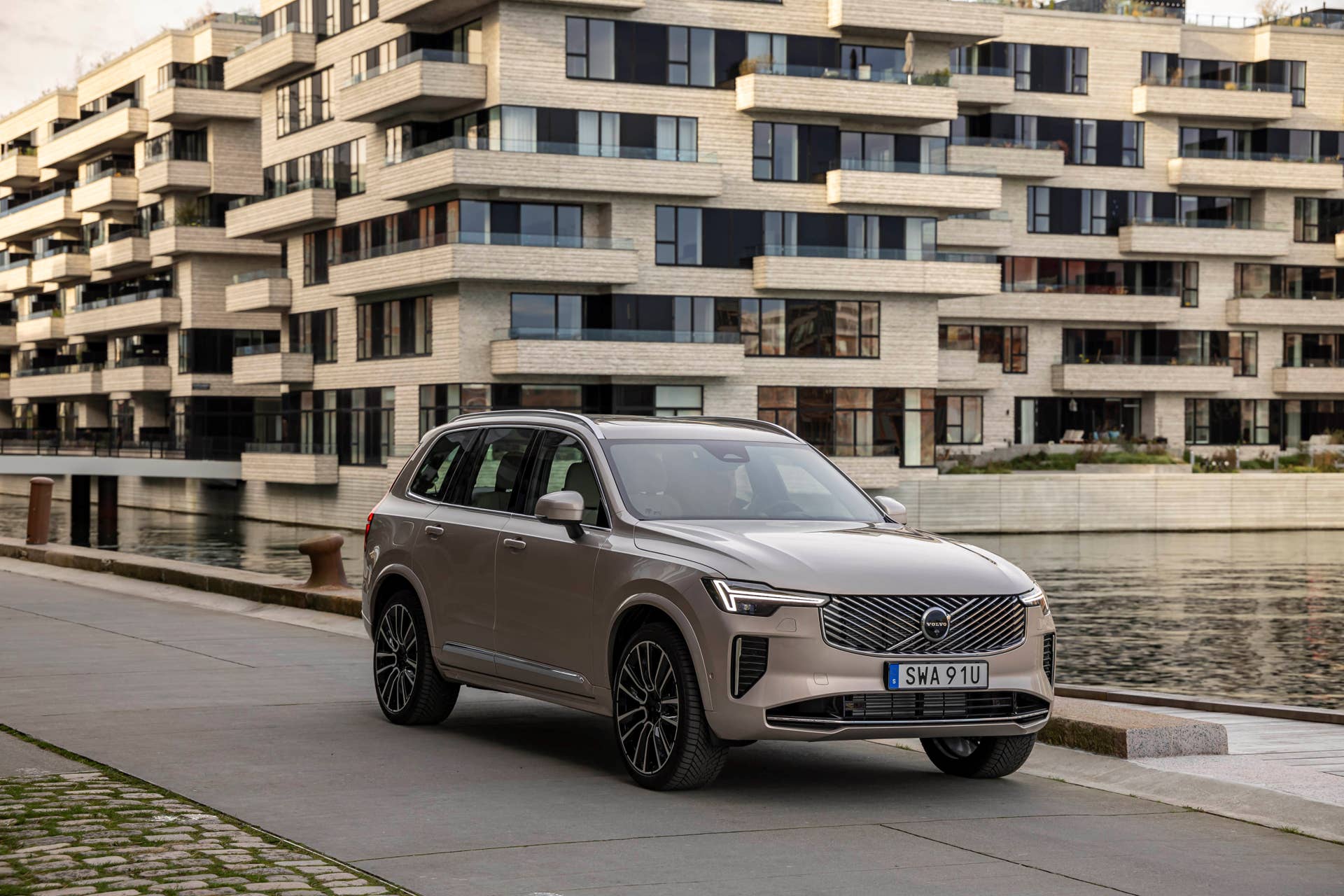 2025 Volvo XC90 T8