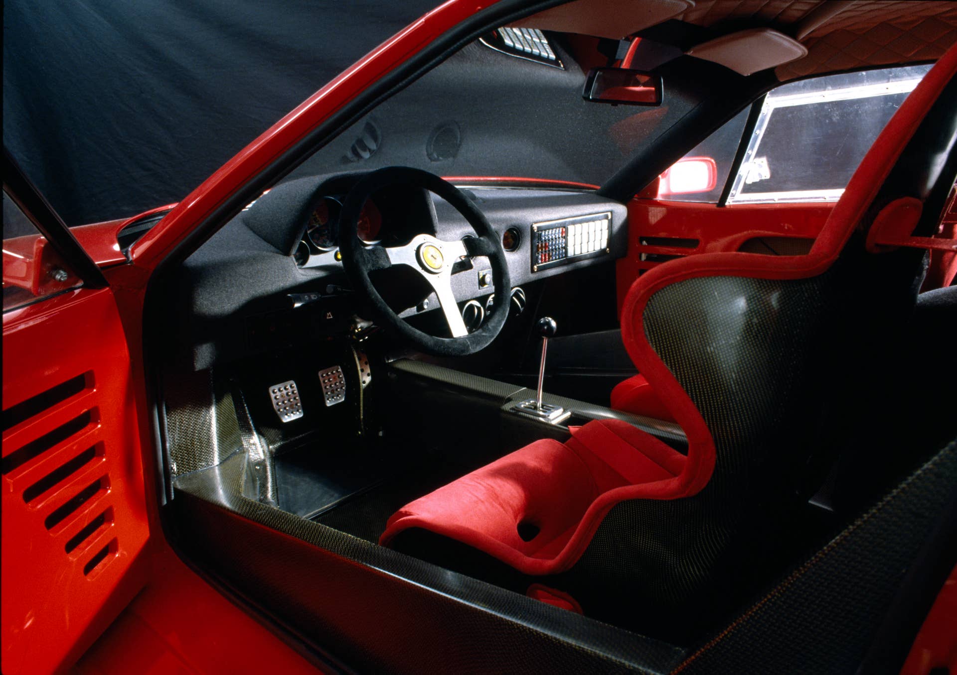 Gated manual in the legendary Ferrari F40.
