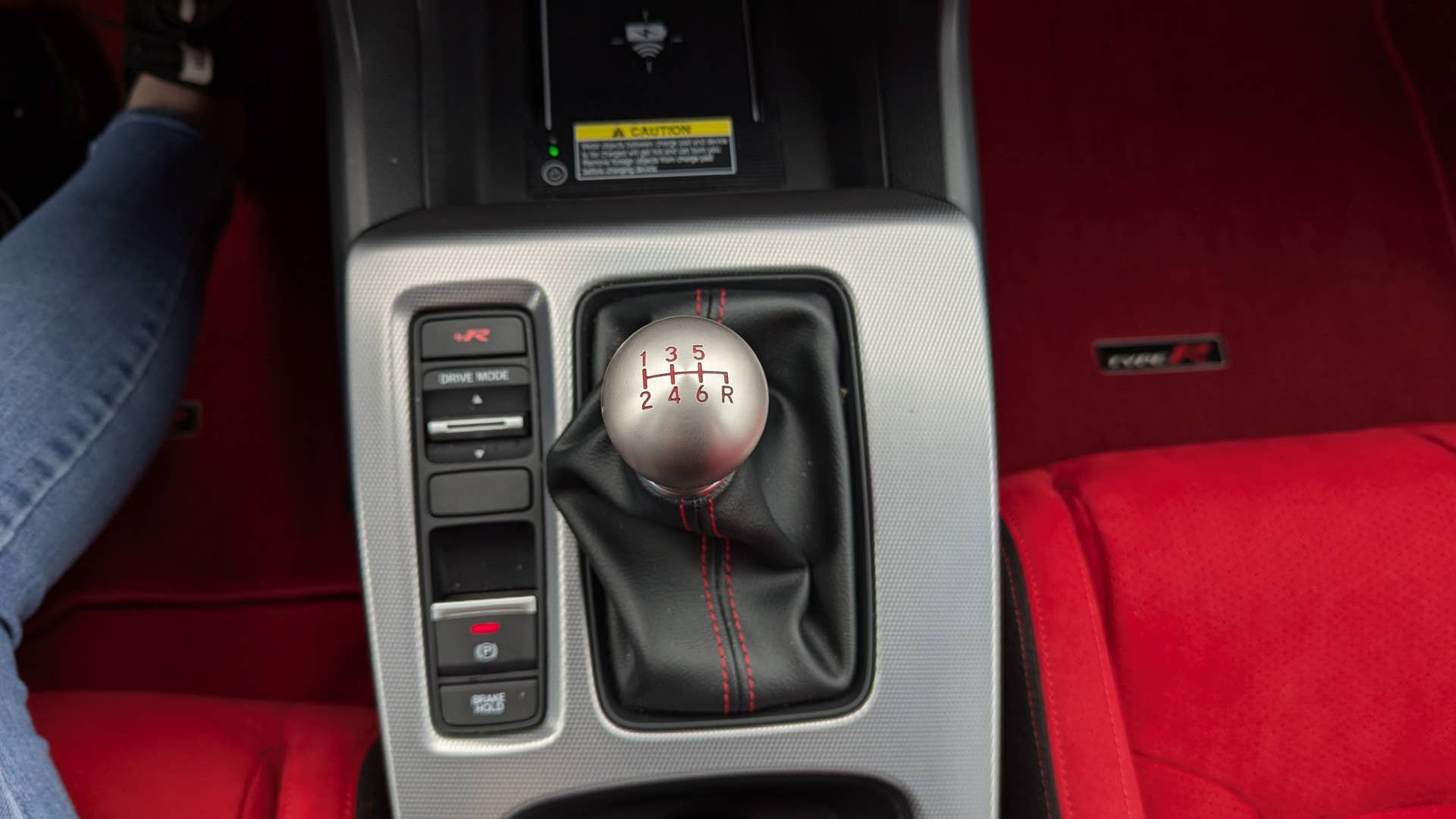 The six-speed manual shifter in the 2025 Honda Civic Type R