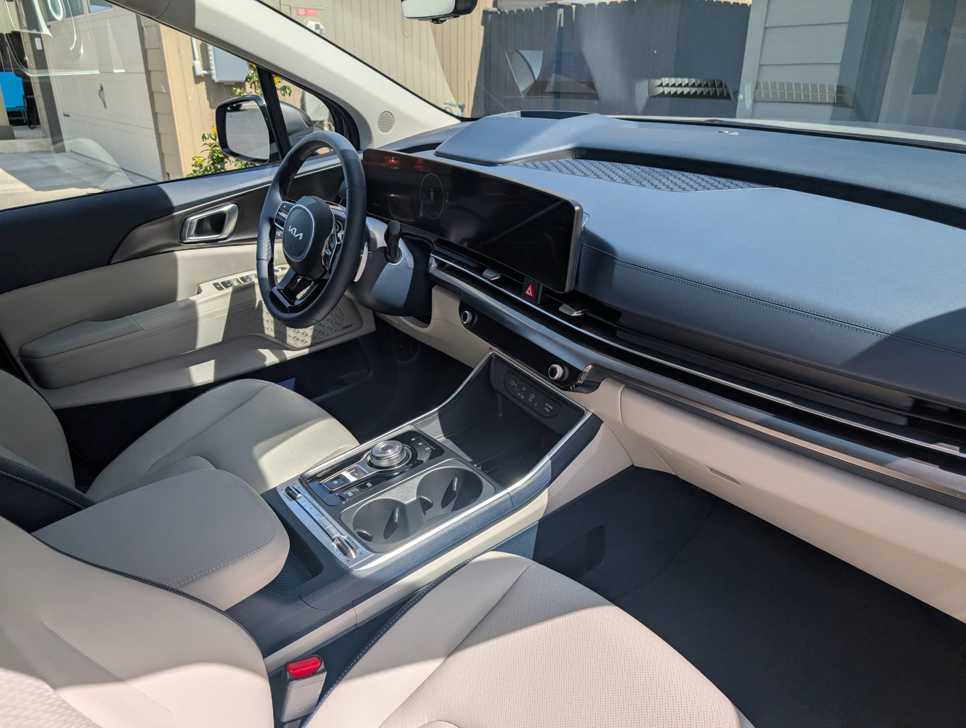 The interior of the Kia Carnival Hybrid