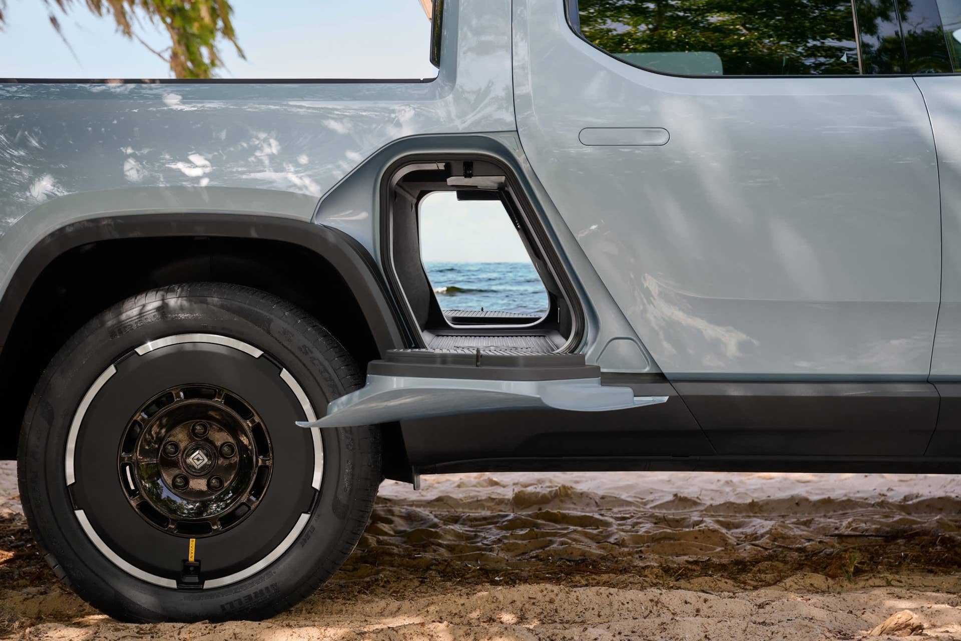 2025 Rivian R1T