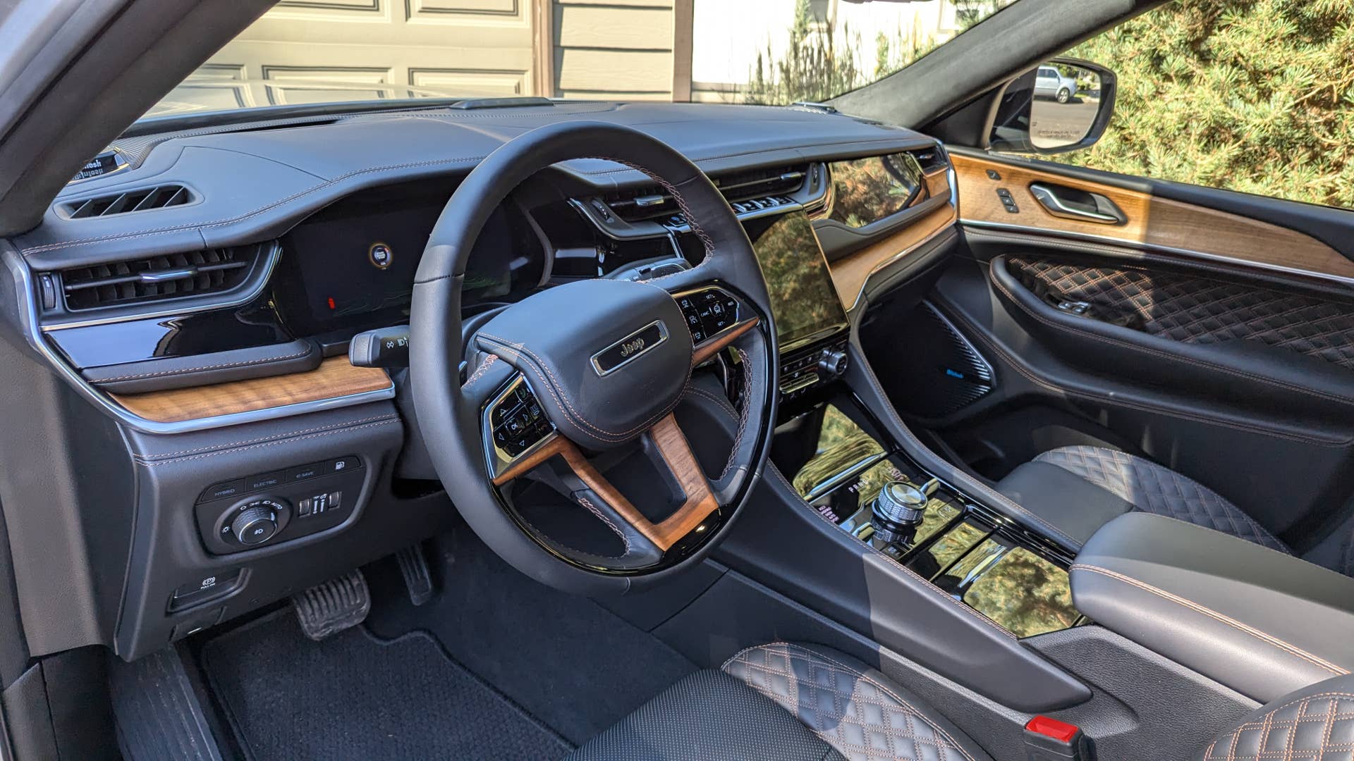2025 Jeep Grand Cherokee 4xe interior front cabin