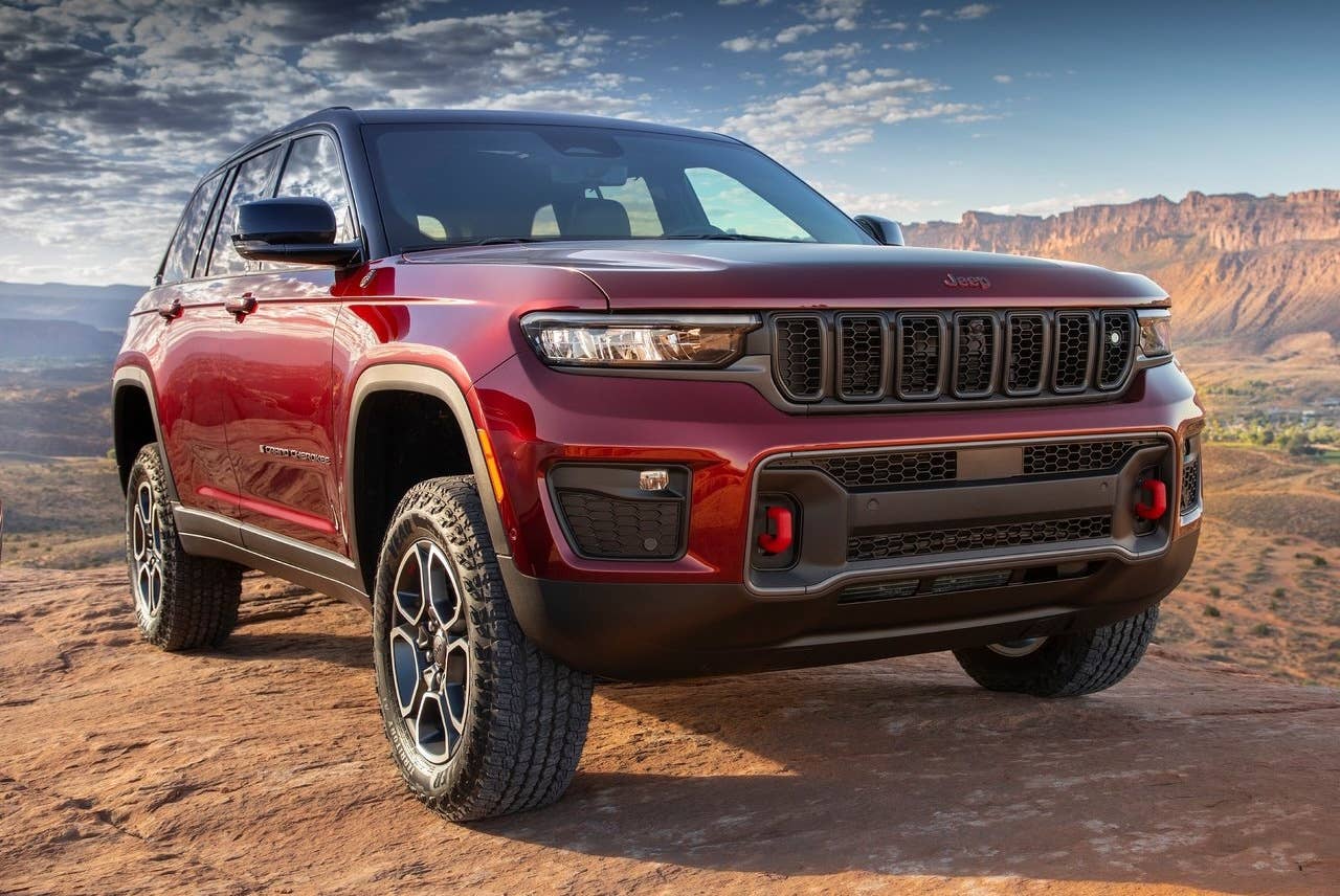 2022 Jeep Grand Cherokee front quarter beauty shot