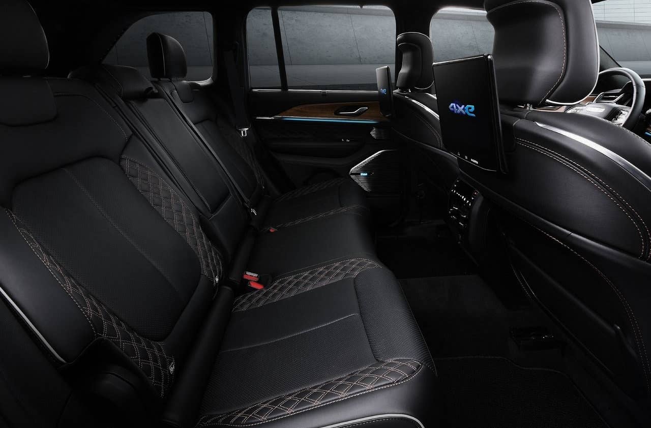 2022 Jeep Grand Cherokee interior second row