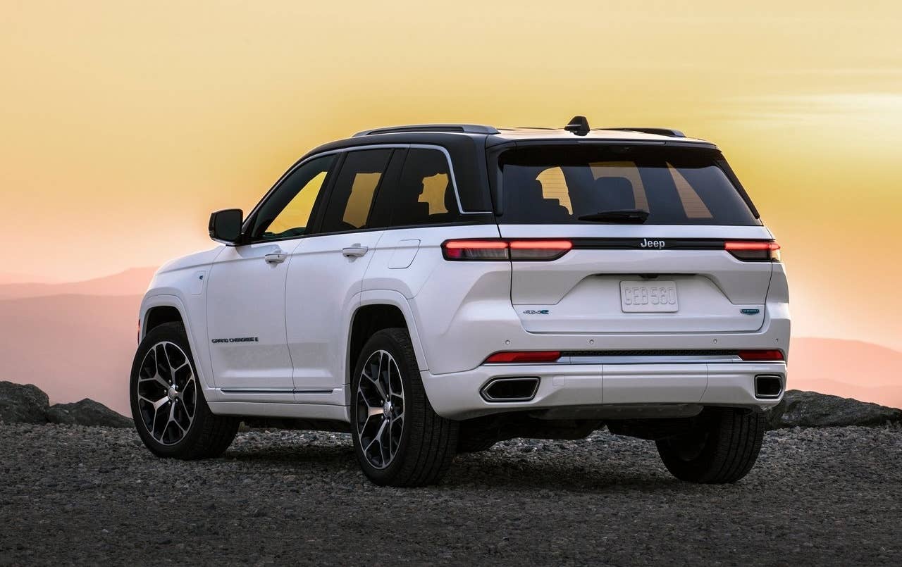 2022 Jeep Grand Cherokee rear quarter static