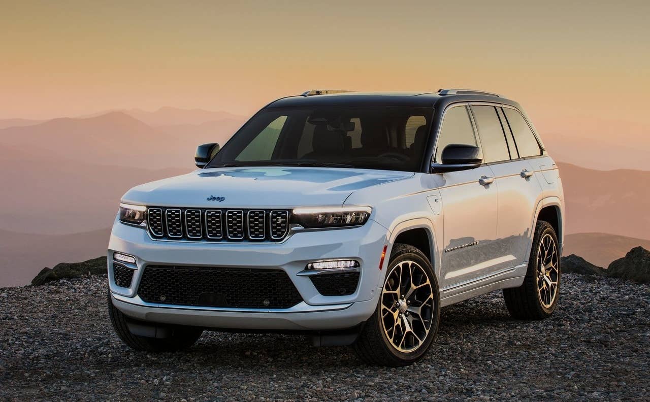 2022 Jeep Grand Cherokee front quarter static