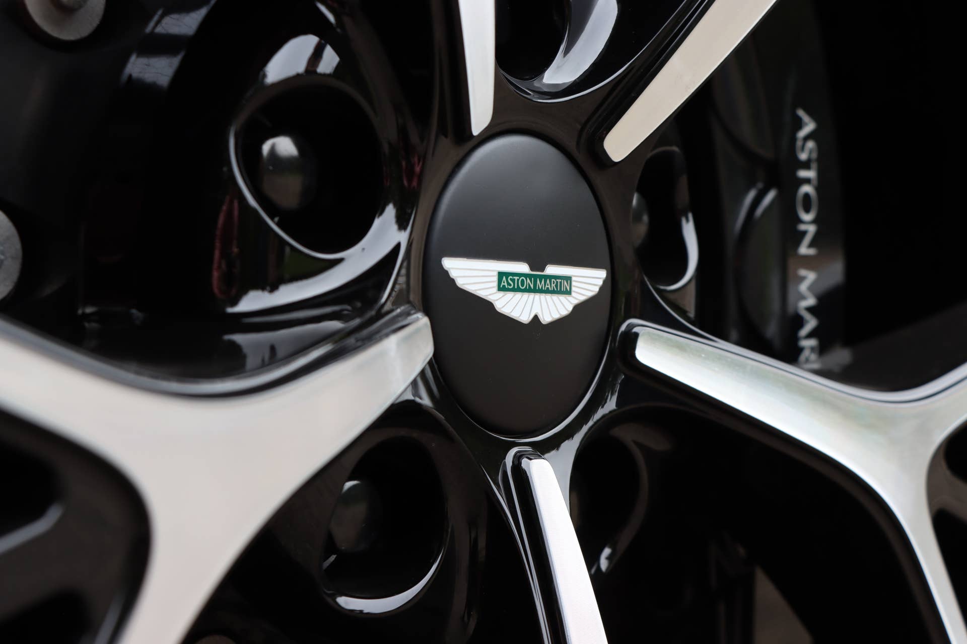 2025 Aston Martin DBX 707